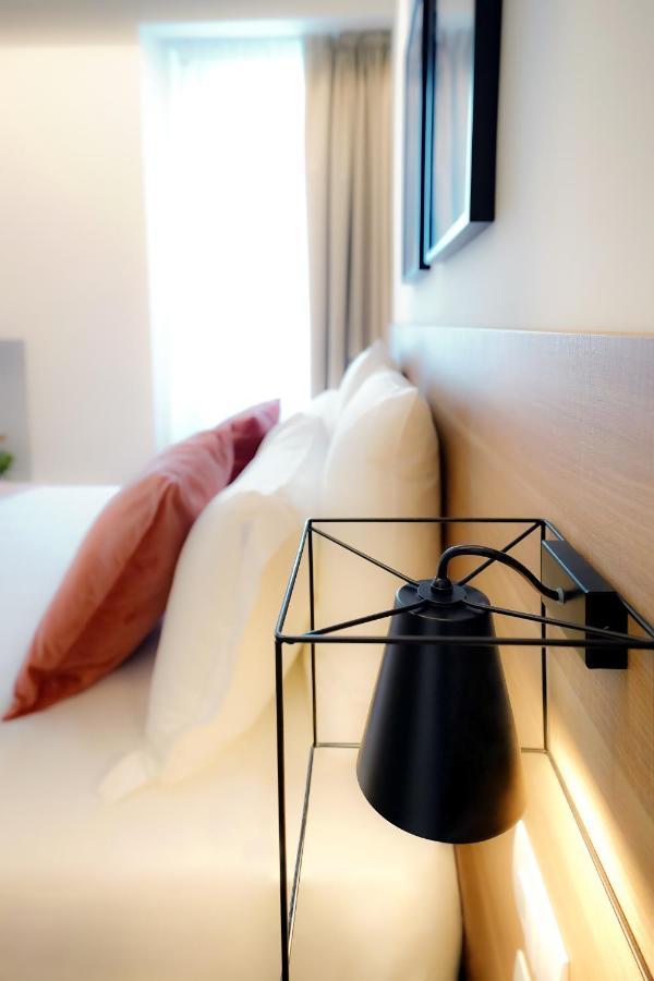 Bergamo Inn 15 Exterior foto A wall-mounted lamp