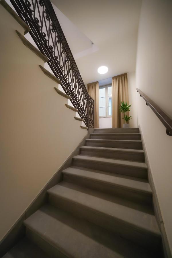 Bergamo Inn 15 Exterior foto Stairs