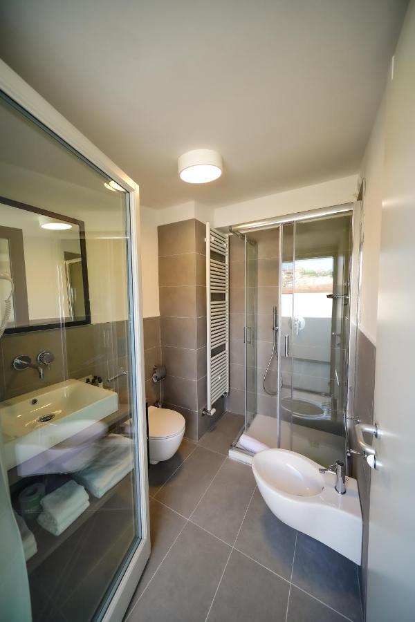 Bergamo Inn 15 Exterior foto A shower enclosure