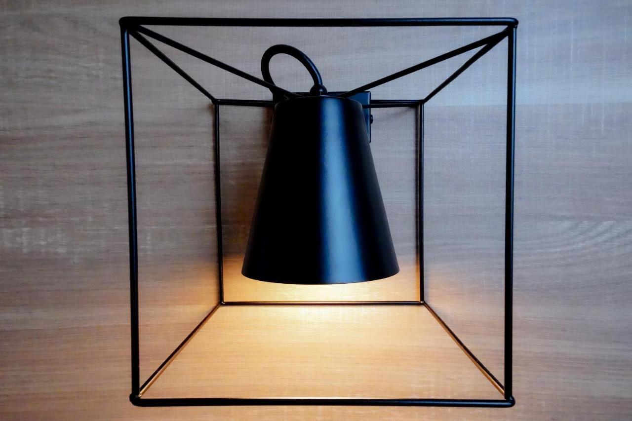 Bergamo Inn 15 Exterior foto A wall lamp