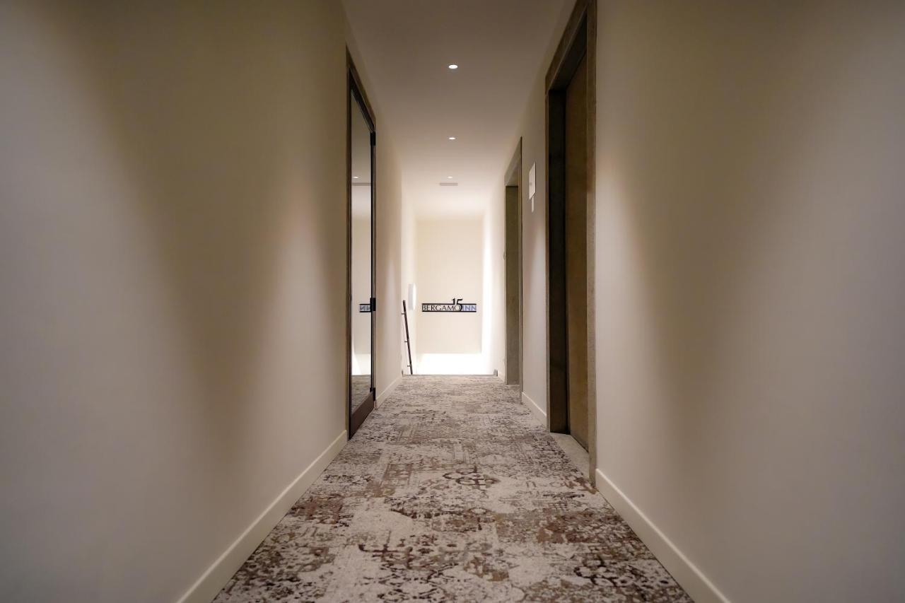 Bergamo Inn 15 Exterior foto A corridor in a hotel