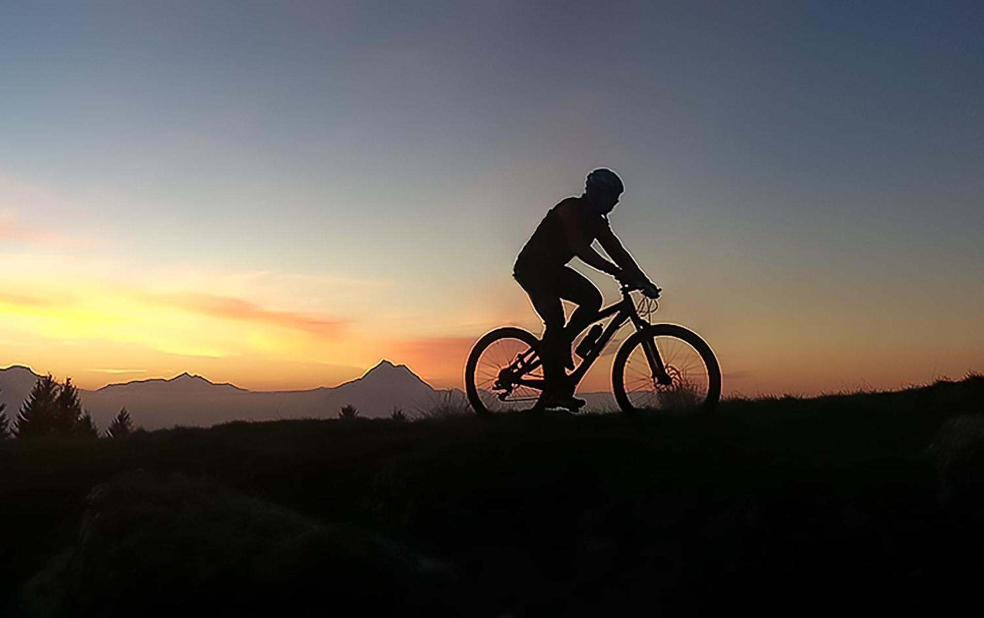 Bergamo Inn 15 Exterior foto Mountain biking at sunset